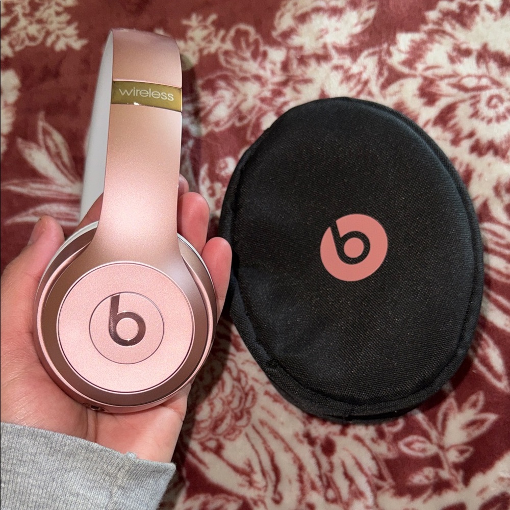 Beats Solo3 Wireless Headphones in Rose Gold and White - Picture 3 of 7